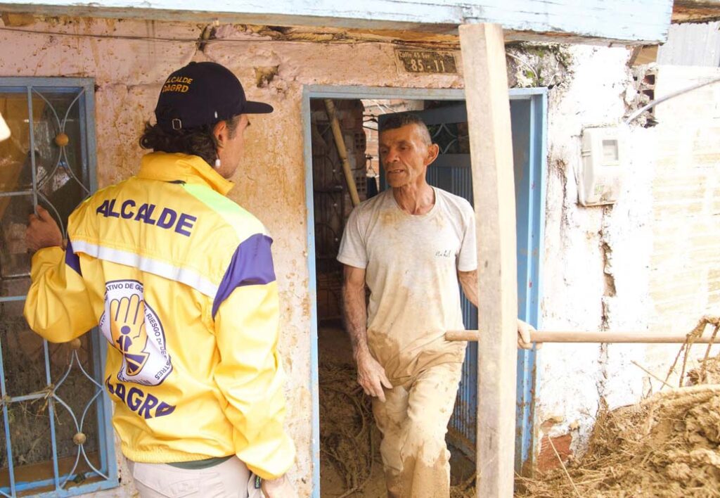 Imagen Federico Gutiérrez visitando afectado en el corregimiento San Antonio de Prado