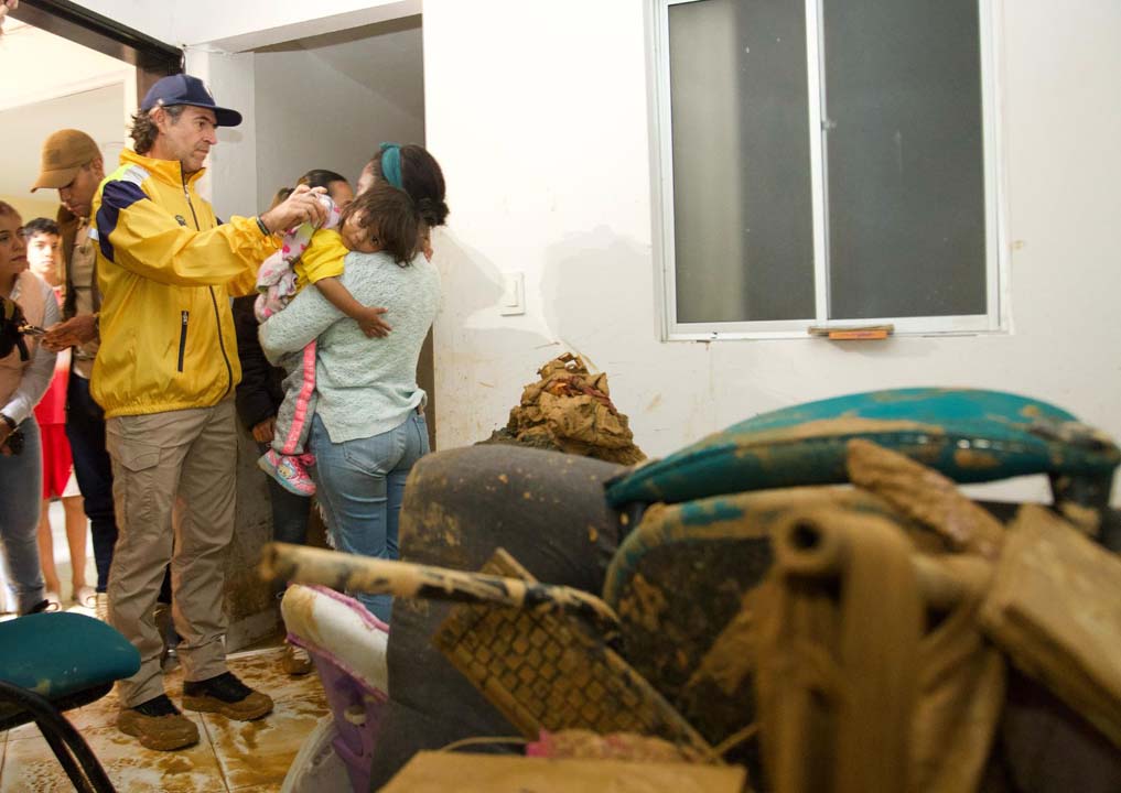 Imagen Federico Gutiérrez visitando afectados en el corregimiento San Antonio de Prado