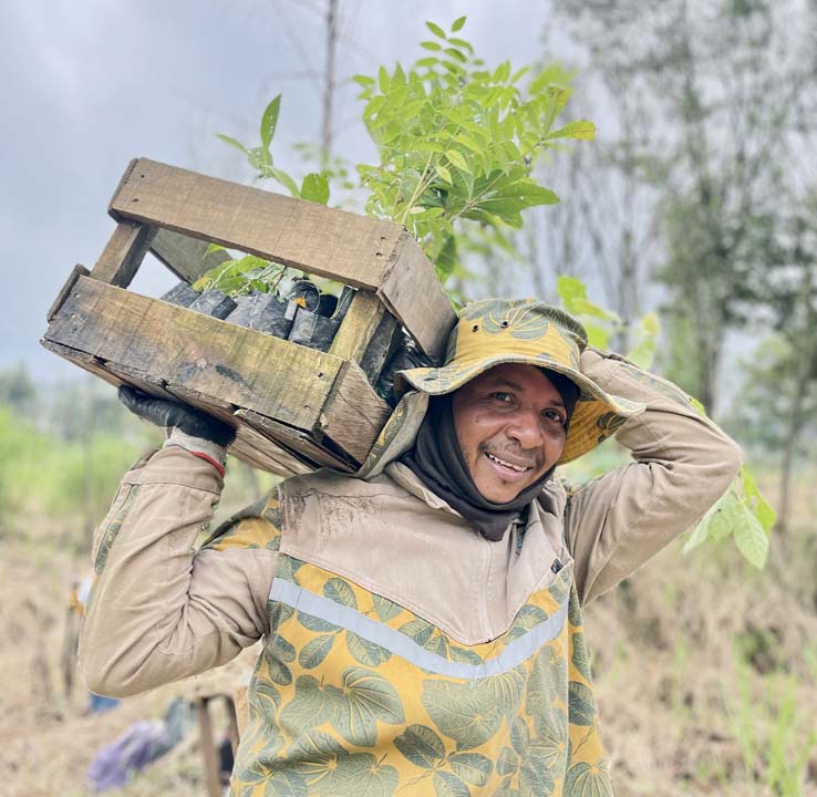 Imagen Javier Enrique Moreno con caja de plantas