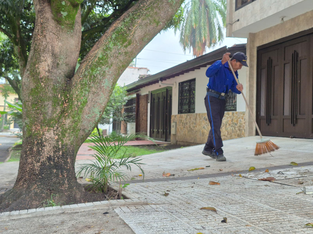 Imagen de Javier recogiendo hojas