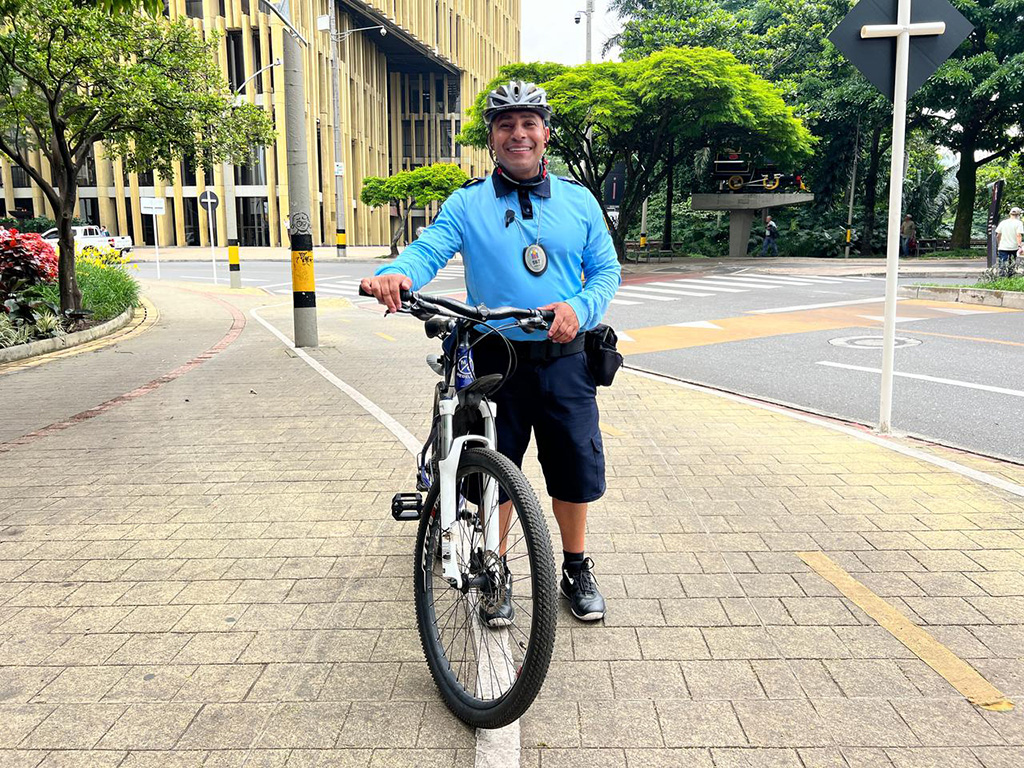 Imagen John Tangarife agente en bici