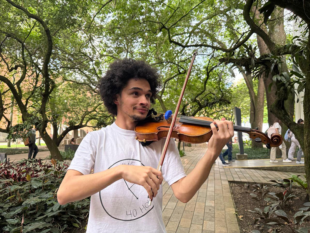 Imagen Juan Andrés tocando el violín en Medellín