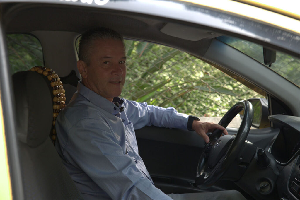 Imagen Juan Guillermo en su taxi