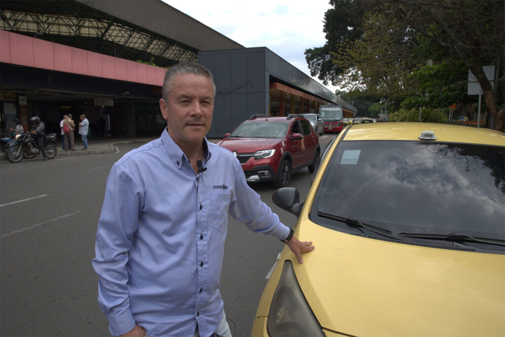 Imagen Juan Guilllermo junto con su taxi