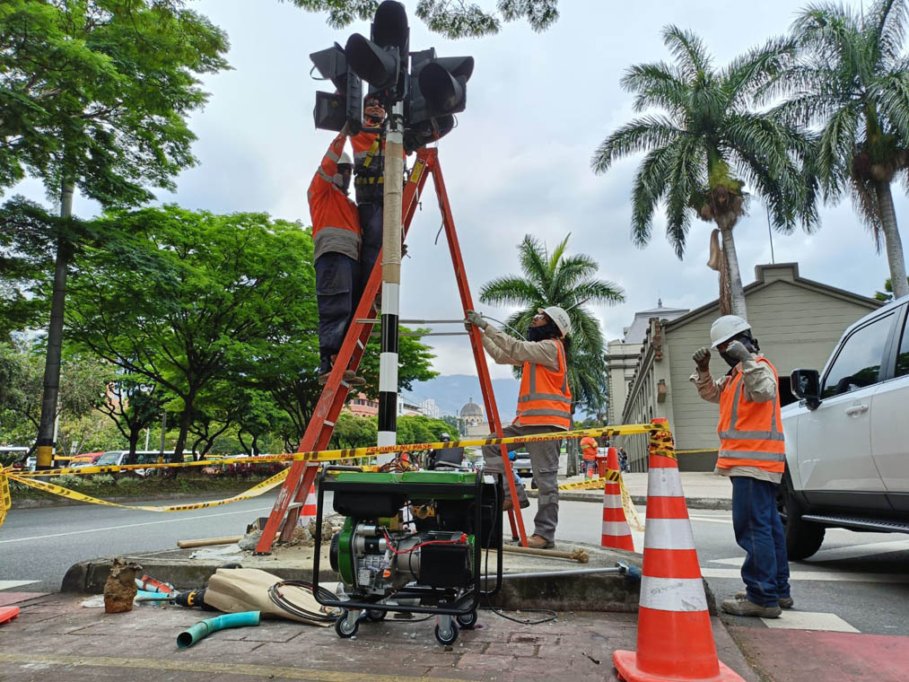 En 35 % avanza el mantenimiento y limpieza de la totalidad de la red semafórica de Medellín