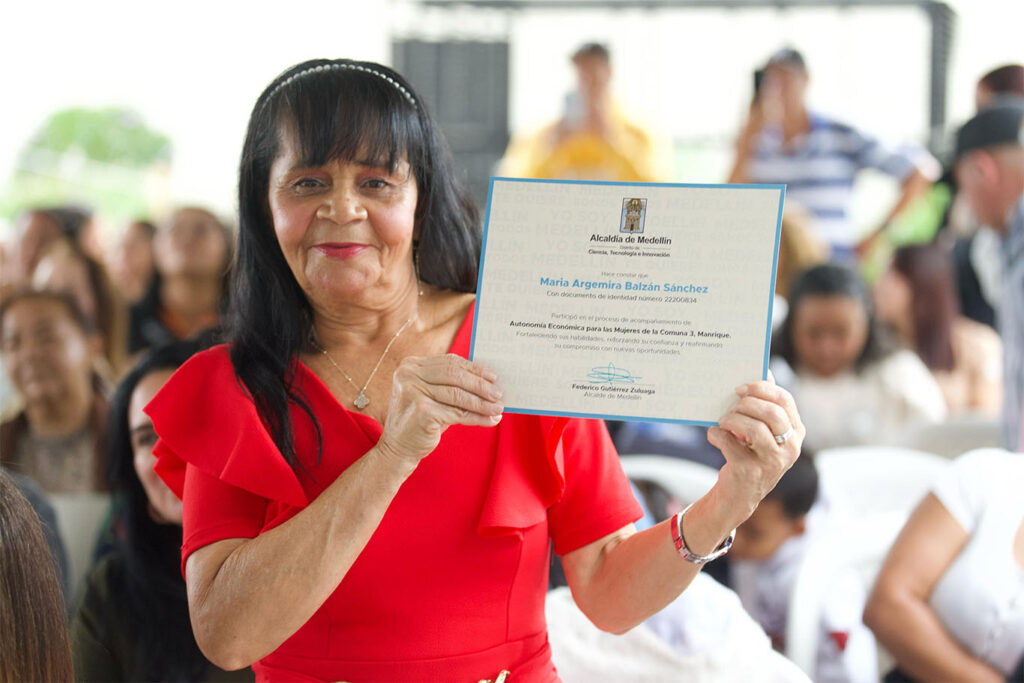 Imagen María con su diploma