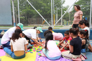 Imagen Niños y Voluntarios Juegan en Parque