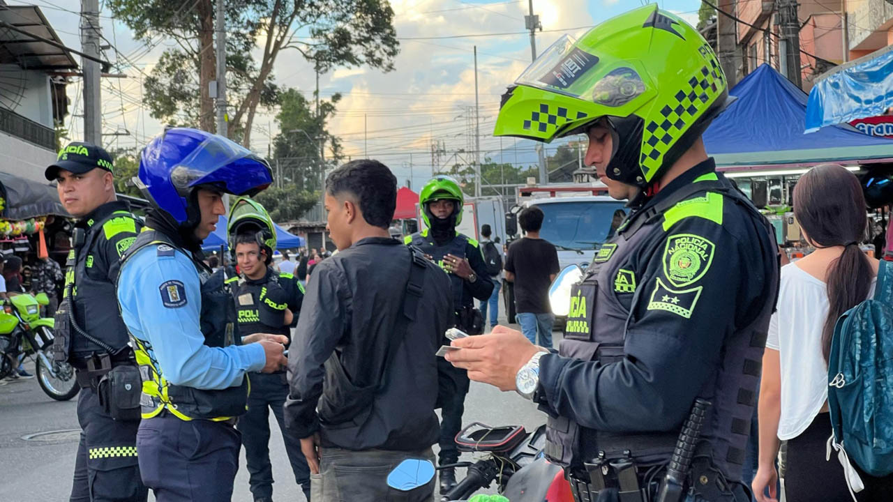 Imagen Policía y Agente de Tránsito en Operativo