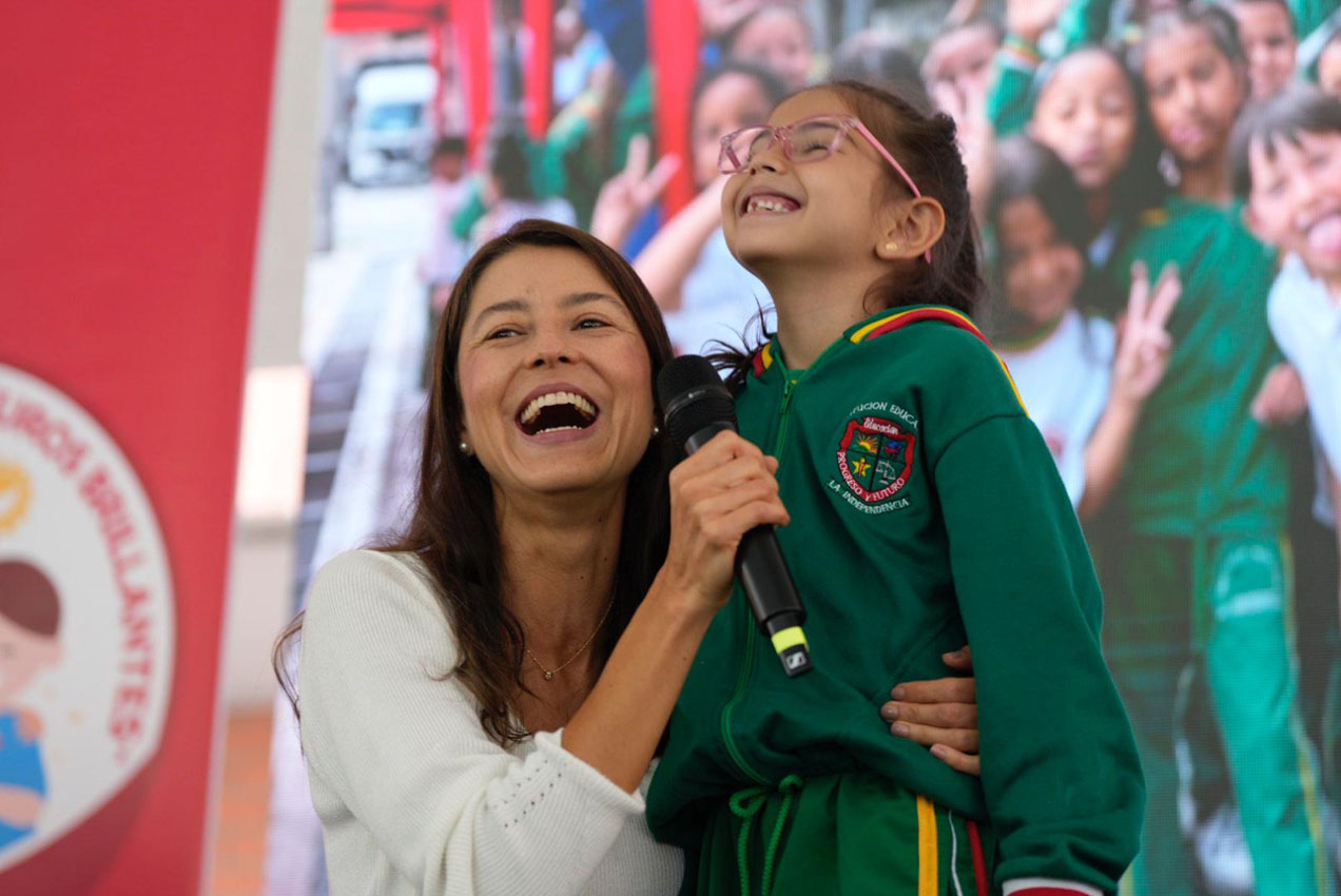 Imagen Primera Dama con niña jornada salud bucal