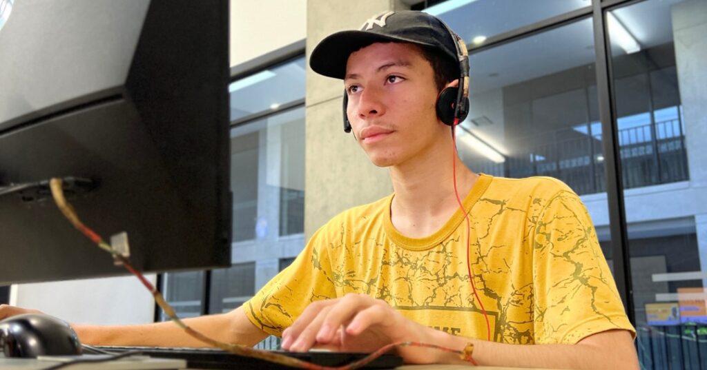 Imagen adulto aprendiendo de internet