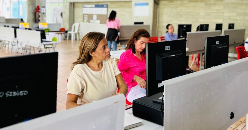 Imagen adultos aprendiendo de internet