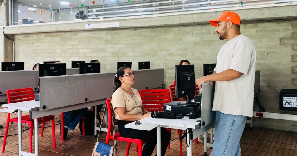 Imagen adultos aprendiendo de internet 2