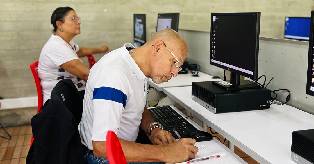 Imagen adultos aprendiendo de internet 3