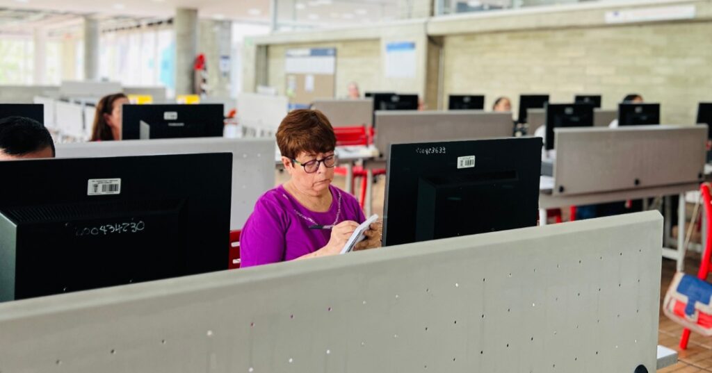 Imagen adultos aprendiendo de internet 4