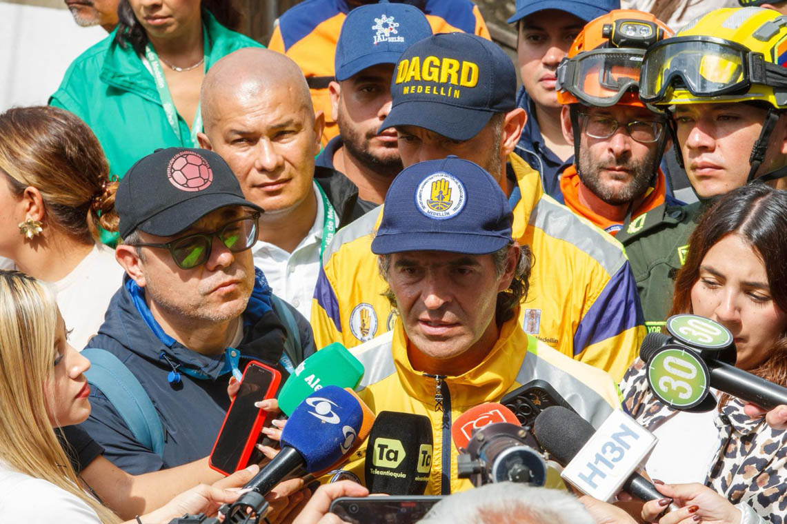 Imagen alcalde atiende medios de comunicacion en zona afectada por lluvias en Altavista