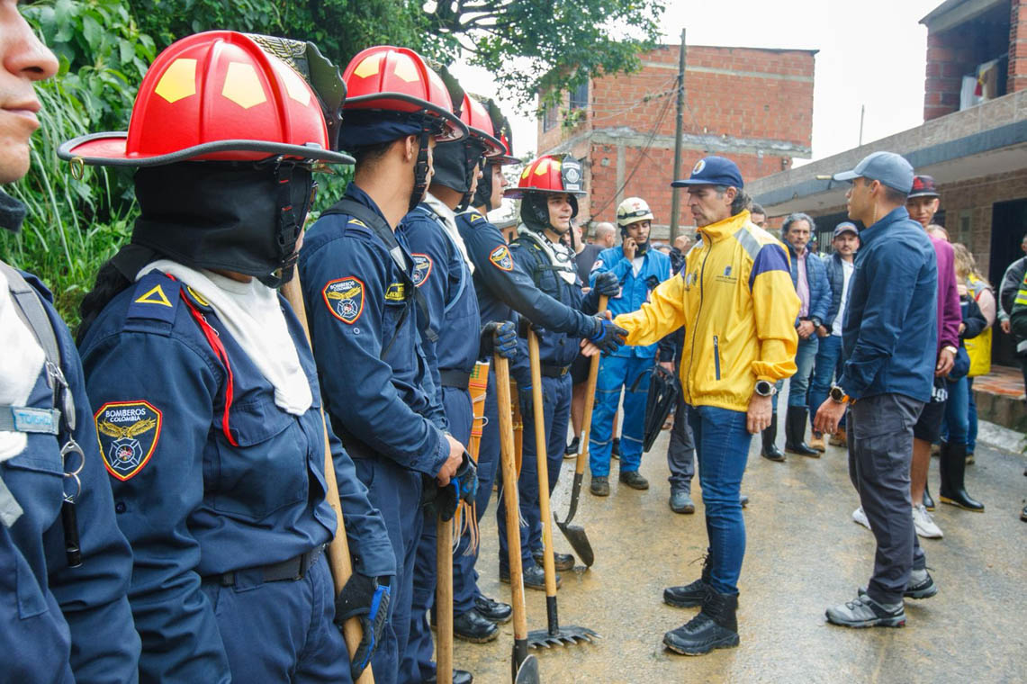Imagen alcalde saluda a bomberos que atienden damnificados por lluvias en Altavista