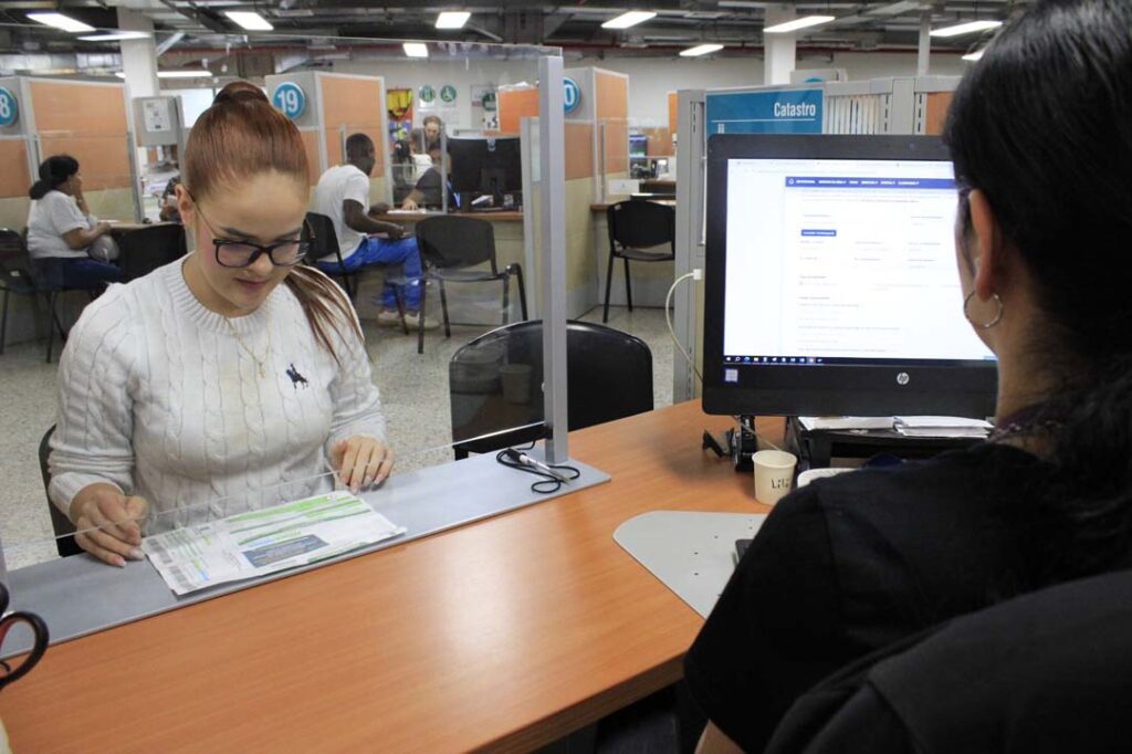 Imagen ciudadana y funcionaria trámite virtual