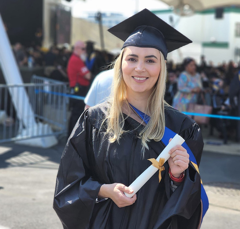 Imagen de Ana en su grado