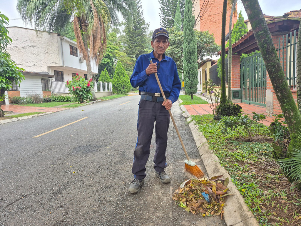 Imagen de Javier barriendo debajo de palmera