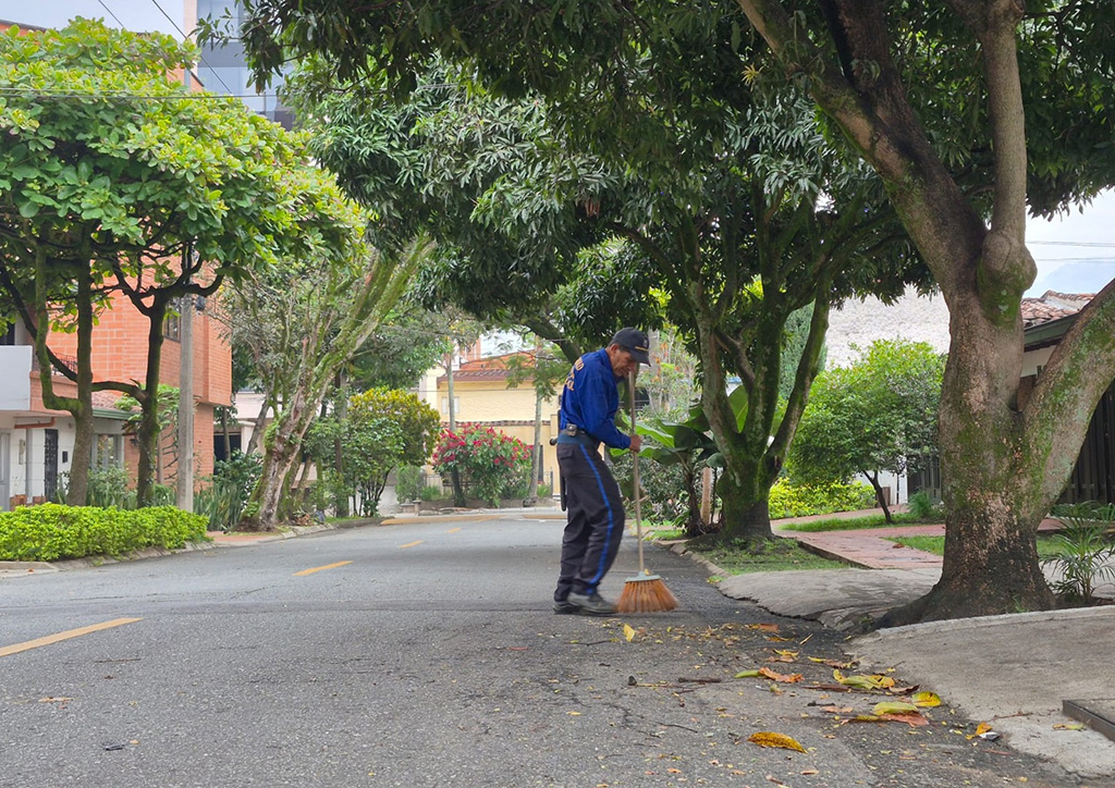 Imagen de Javier barriendo hojas en la vía