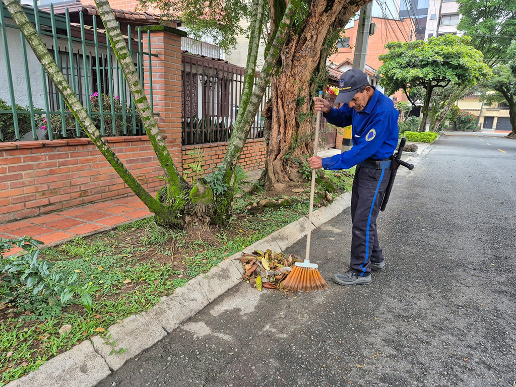 Imagen de Javier recogiendo hojas