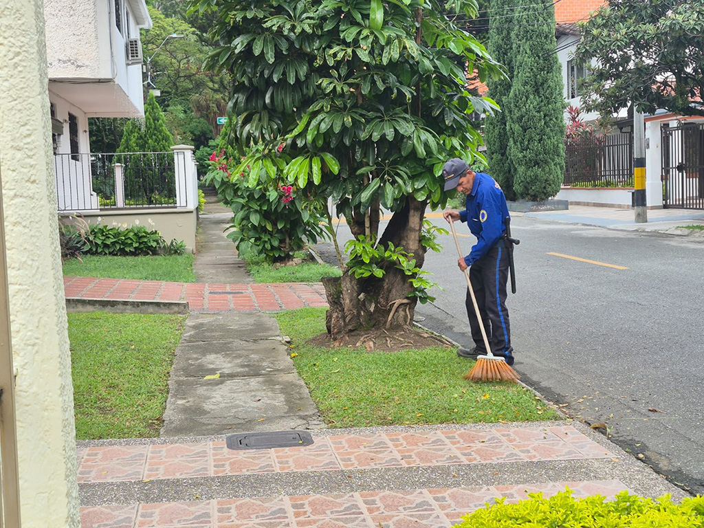 Imagen de javier barriendo arbusto
