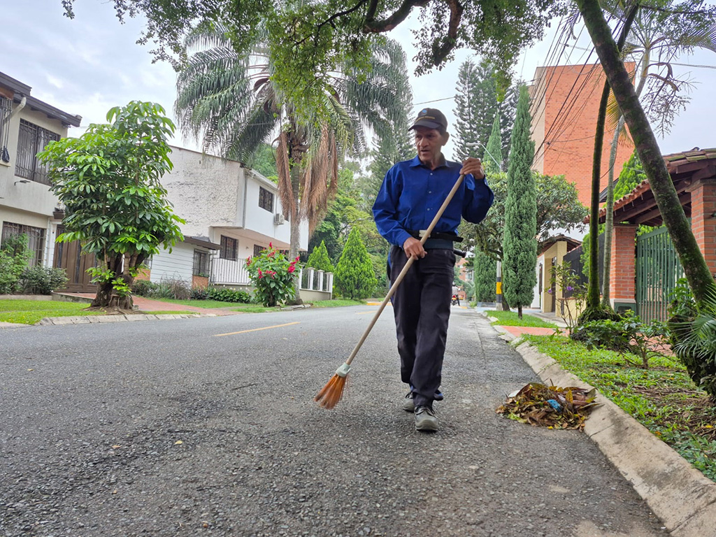 Imagen de Javier con escoba