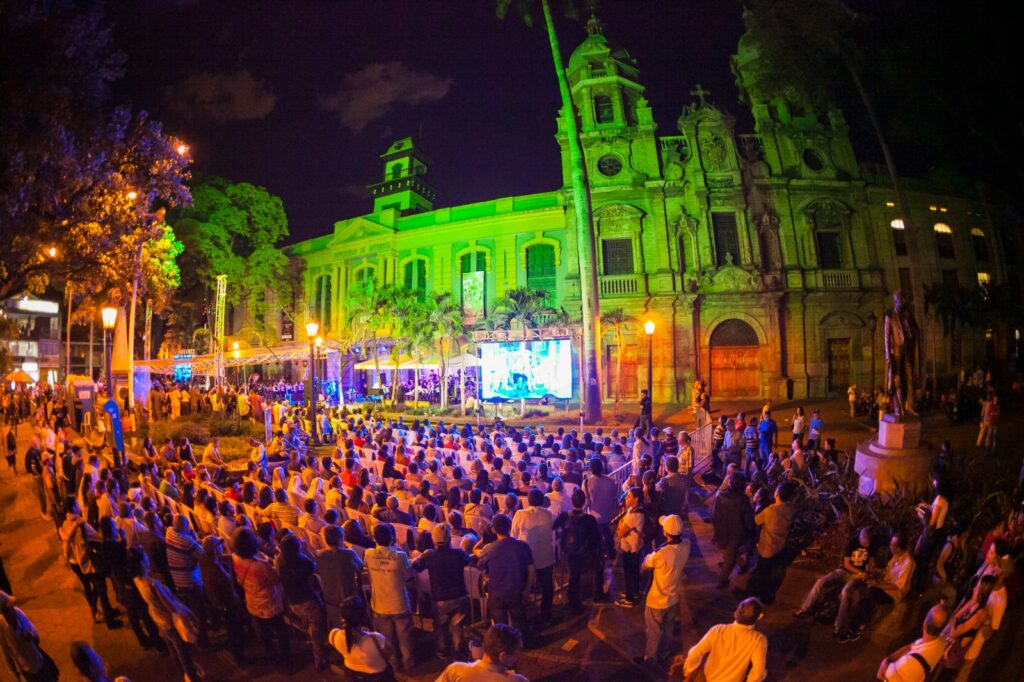 Imagen de noche en Medellín