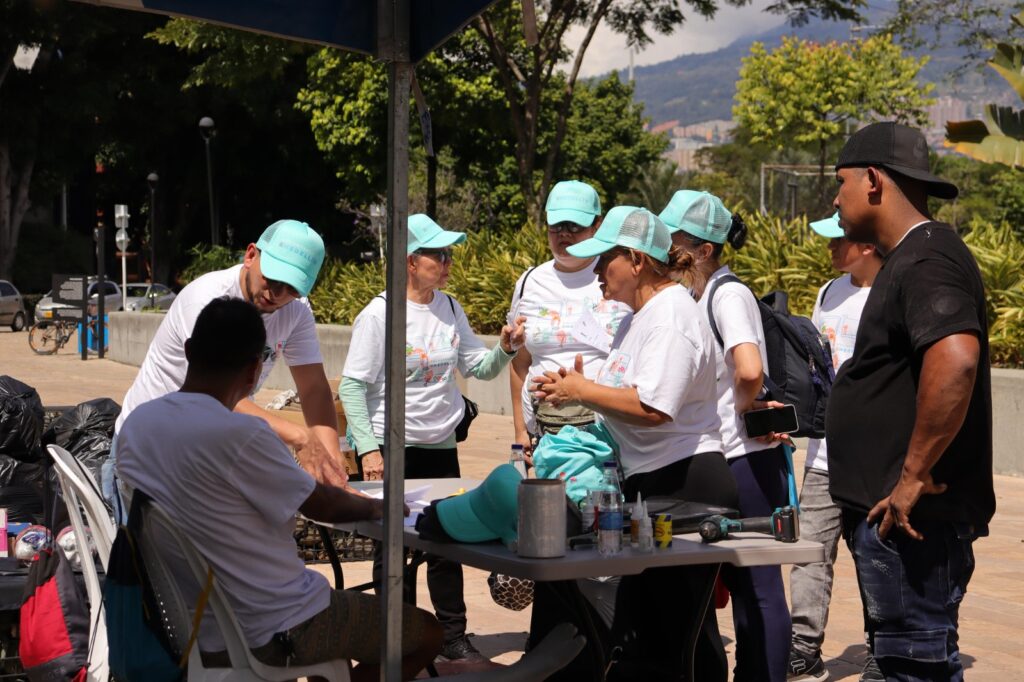 Imagen de voluntarios reunidos