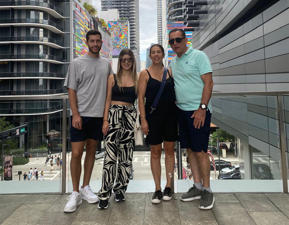 Imagen diácono con su familia