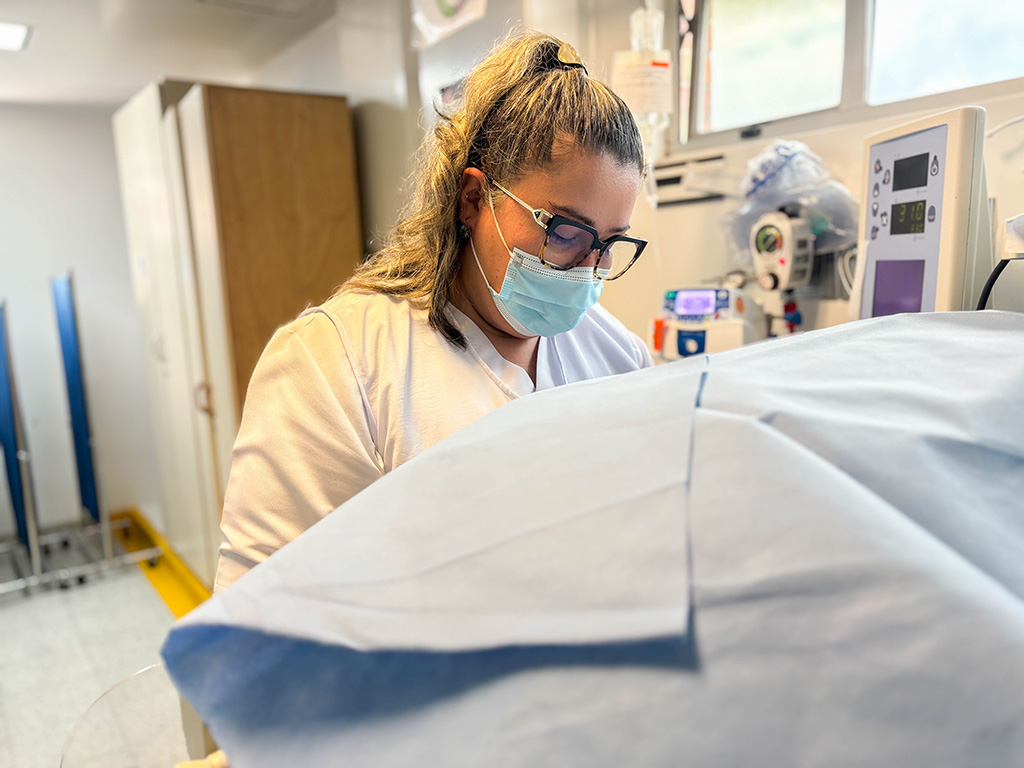 Imagen doctora atendiendo copacos