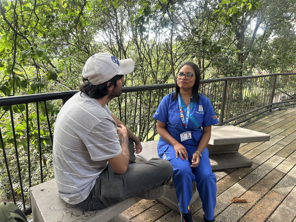 Imagen doctora con paciente Medellín
