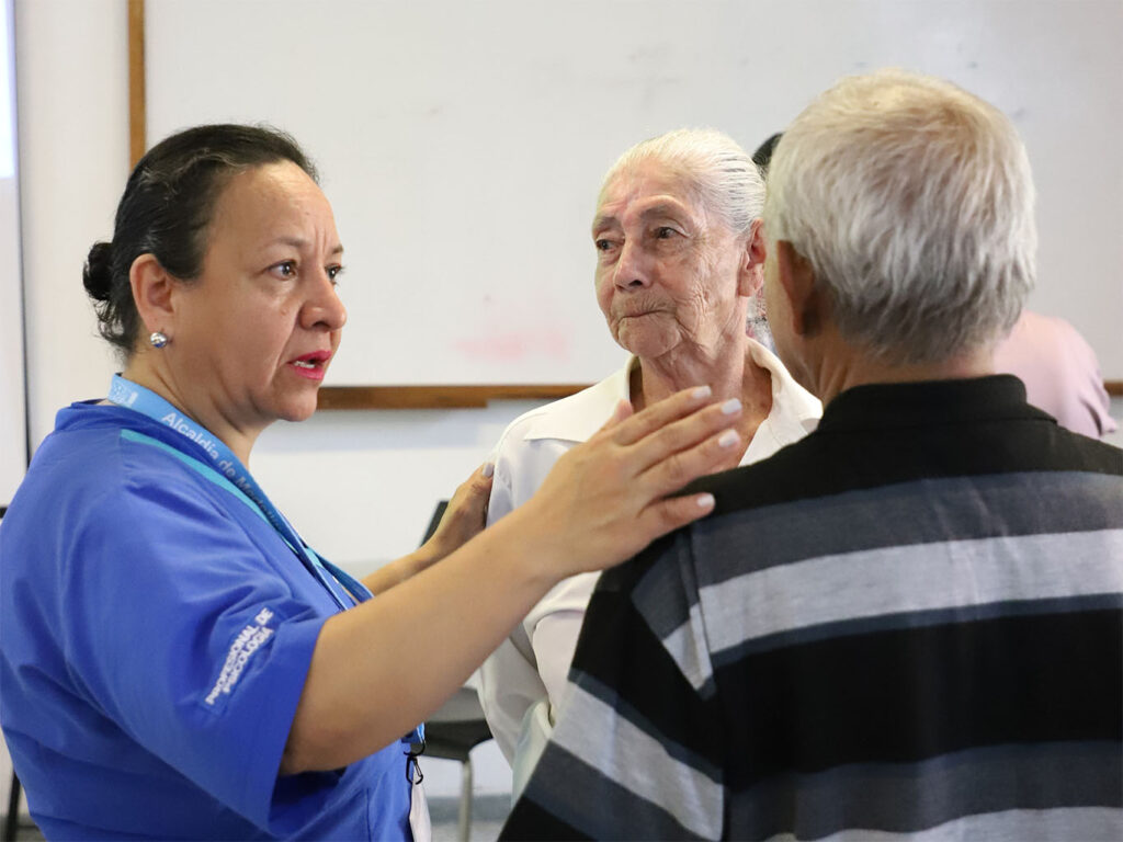 Imagen doctora con pacientes 3ra edad