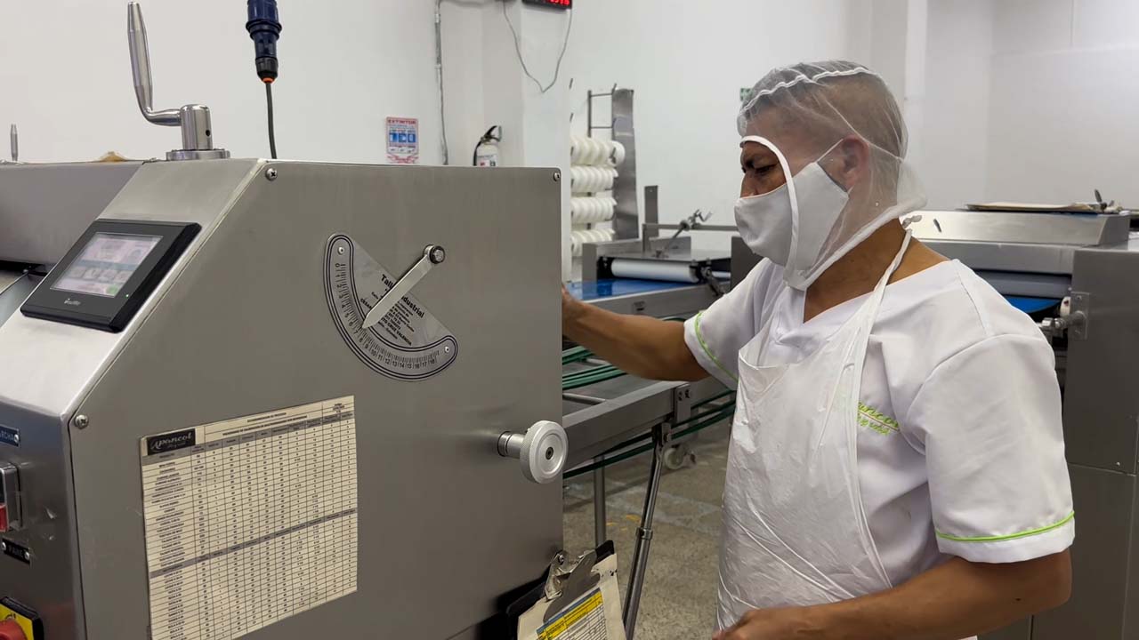 Imagen fábrica Apancol haciendo masa