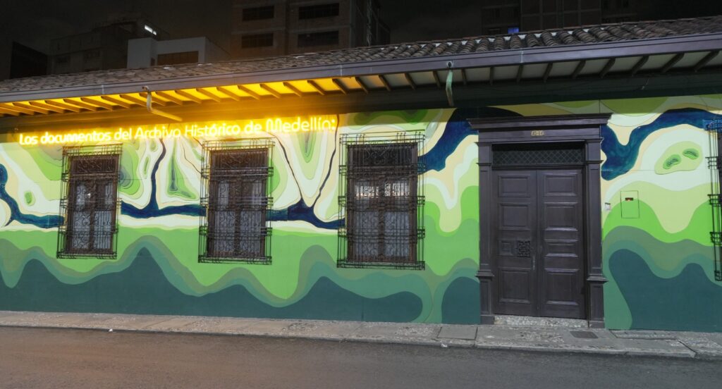Imagen fachada museo noche Medellín