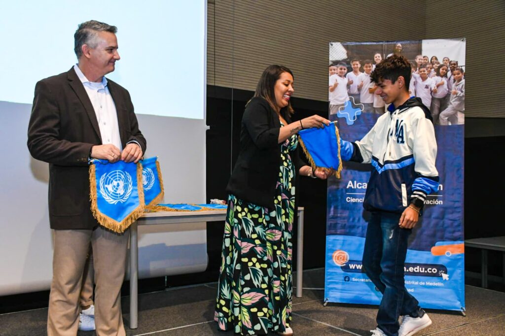 Imagen formación de líderes entrega reconocimiento ONU