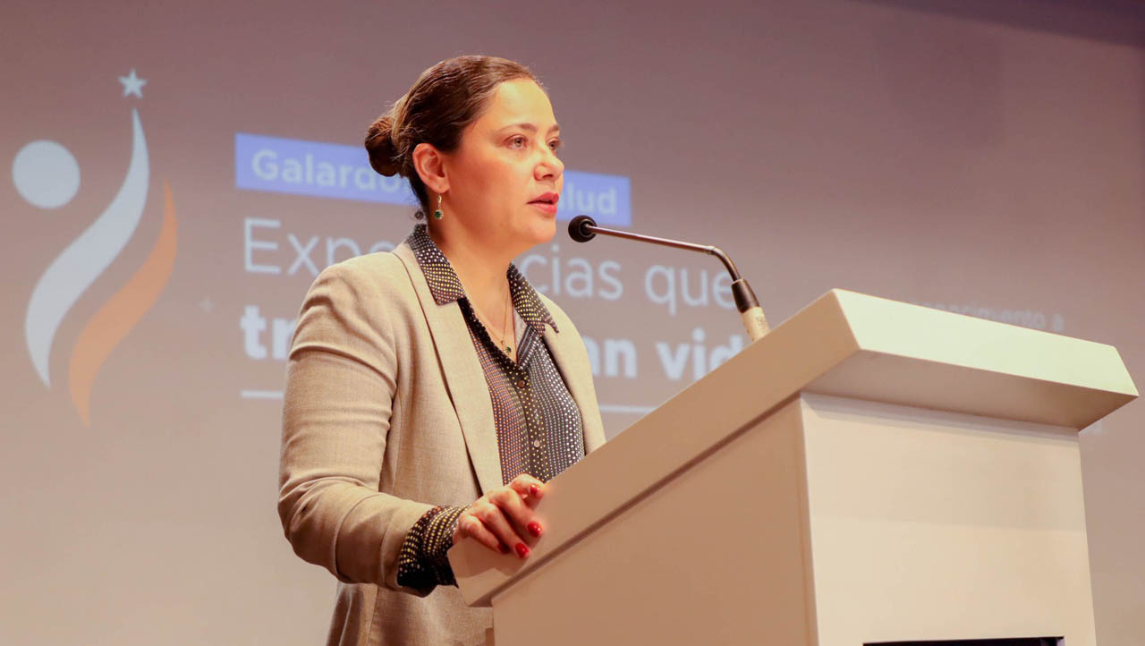 Imagen funcionaria interviene en evento Galardones de Salud