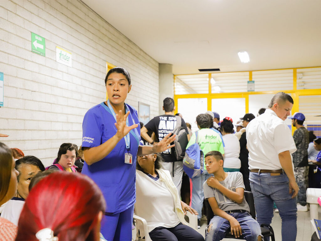 Imagen funcionaria de salud hablando a pacientes Medellín
