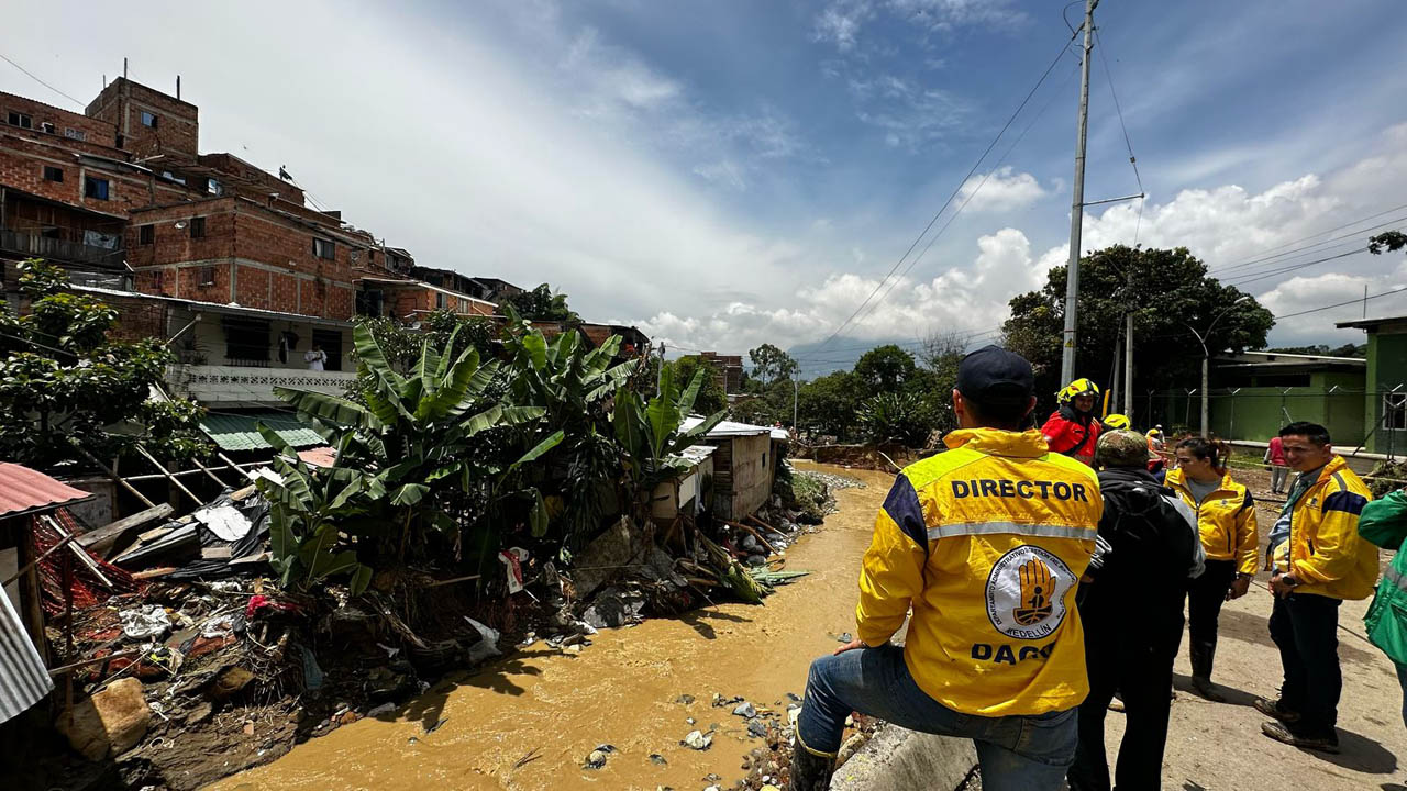 Imagen funcionarios del DAGRD en emergencia de Alta Vista