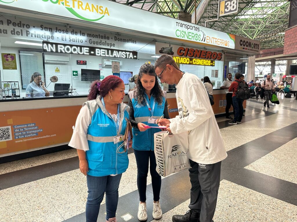 Imagen funcionarios en terminal