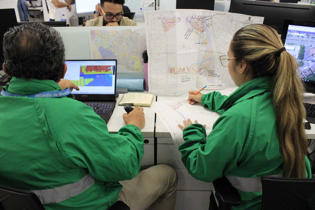 Imagen funcionarios trámite virtual 2