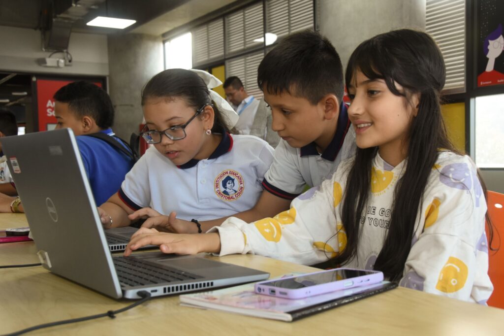 Imagen jóvenes estudiando para Saber Pro