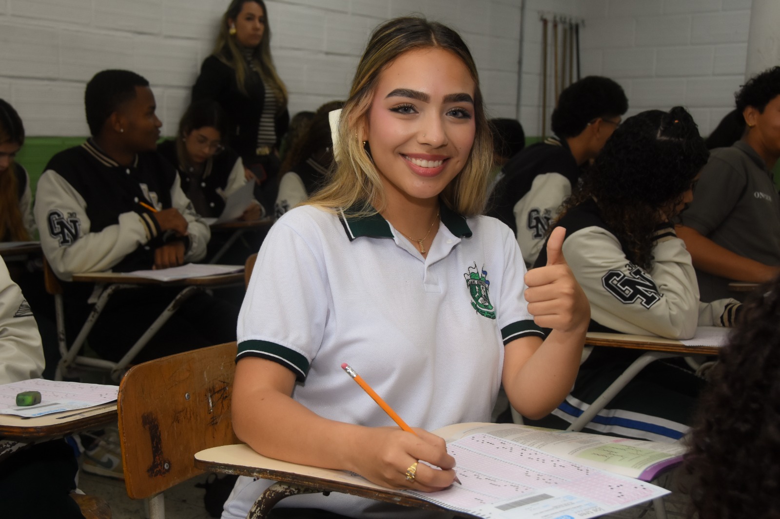 Imagen jóvenes estudiando para Saber Pro 2