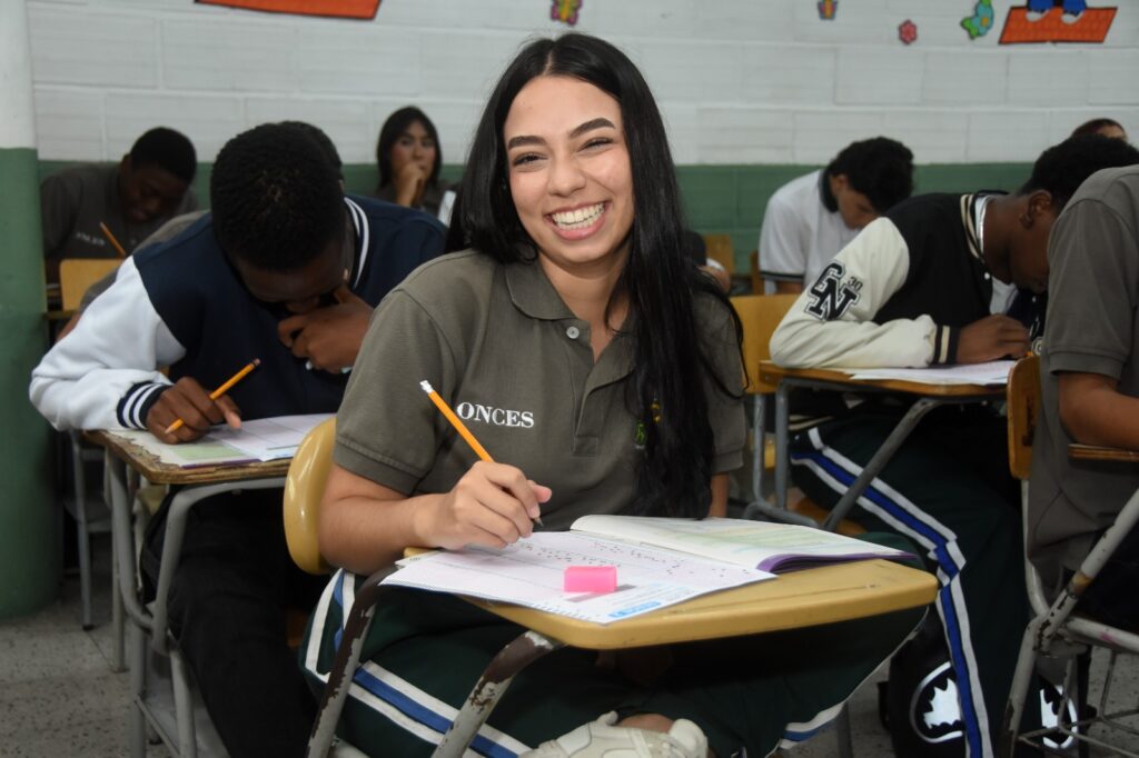 Imagen jóvenes practicando para Saber Pro
