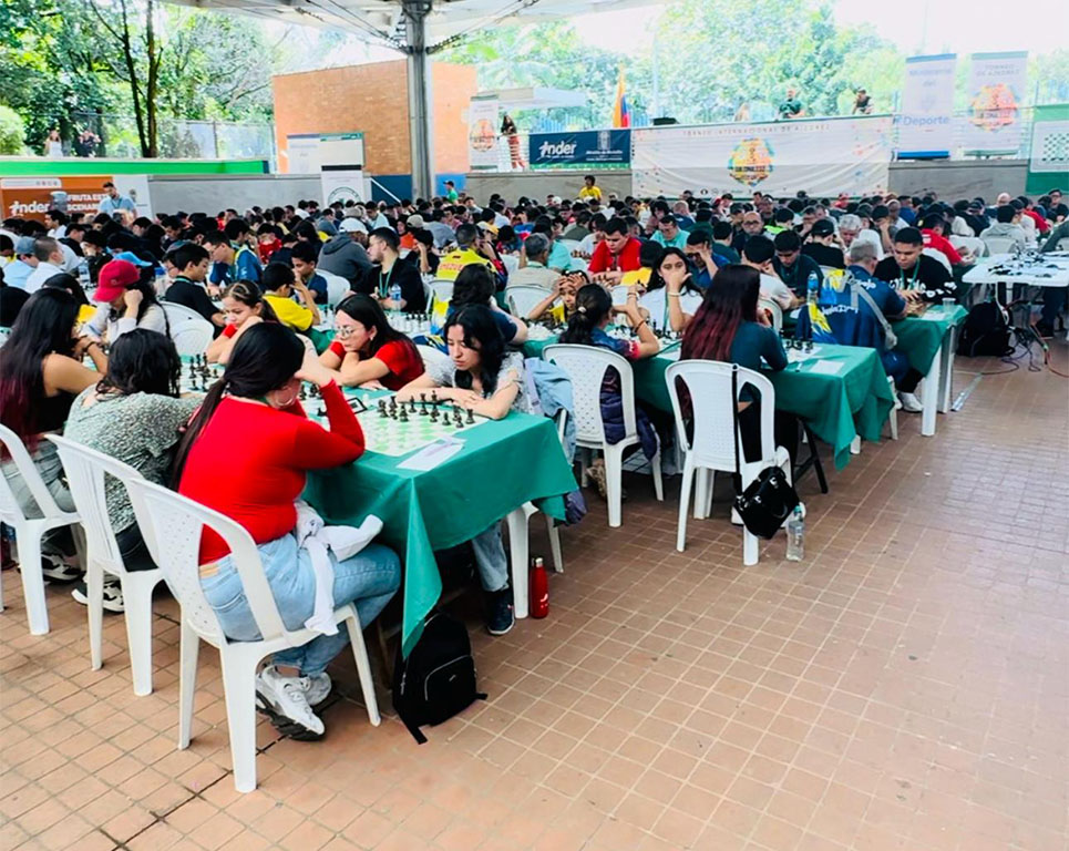 Imagen mesas de personas jugando Ajedrez