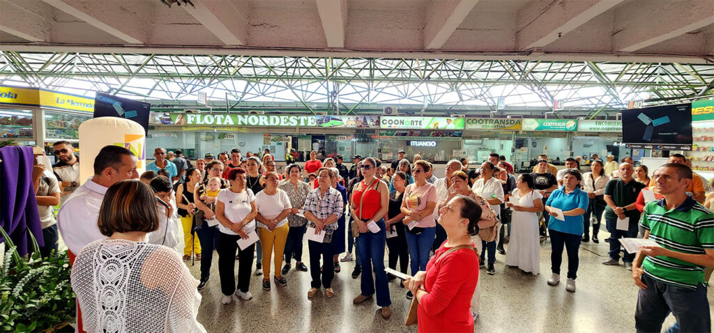 Imagen misa en la terminal del norte