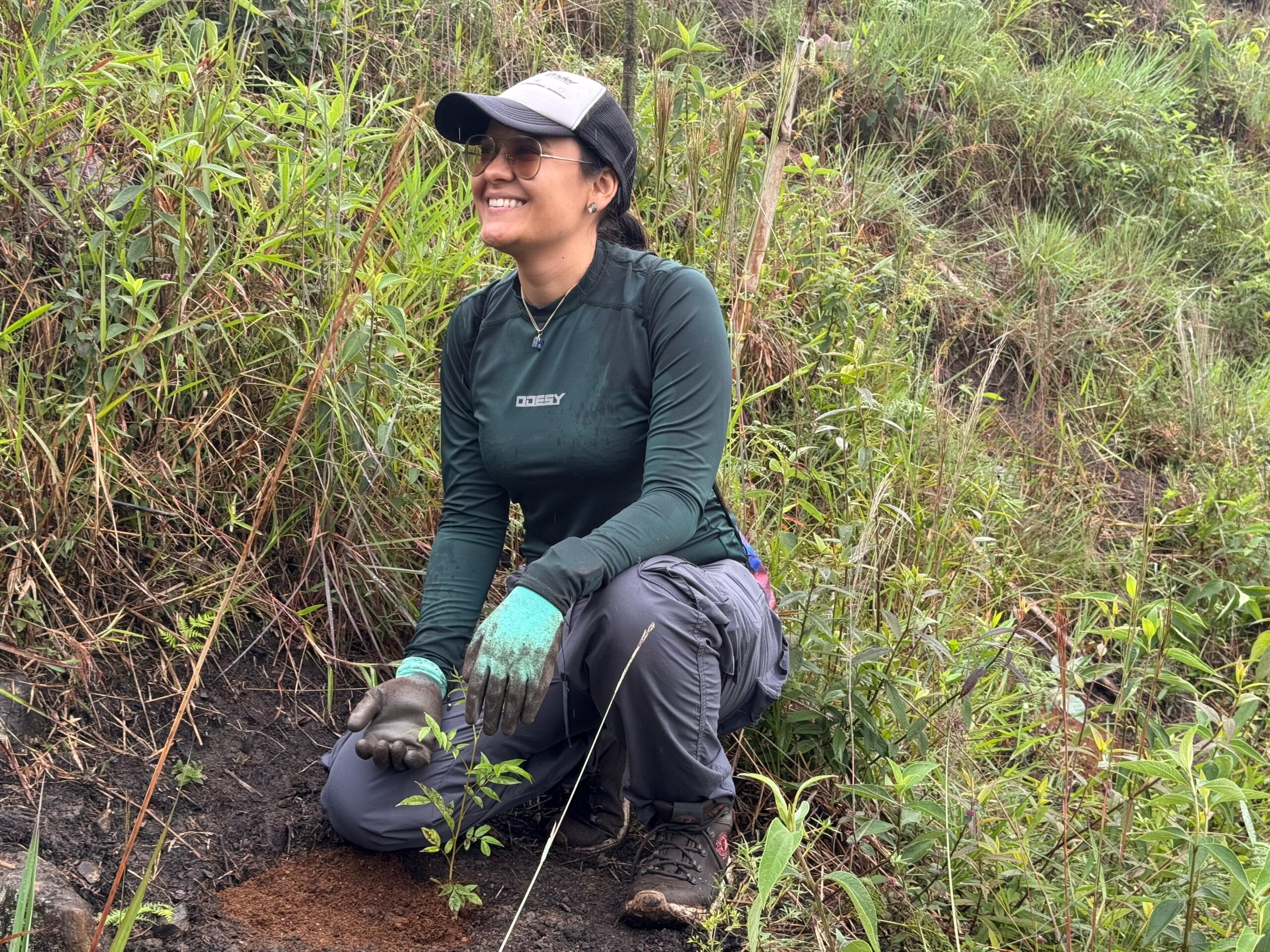 Imagen mujer sembrando 4