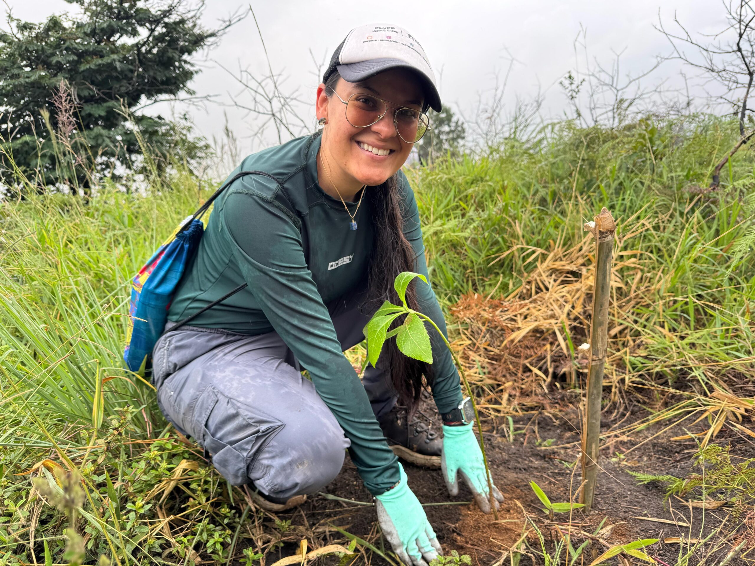 Imagen mujer sembrando