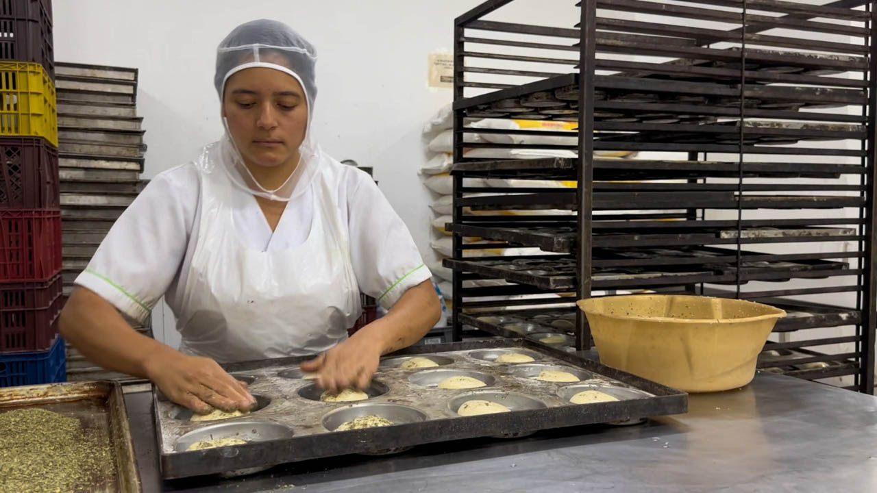 Imagen mujer trabajando en una panadería