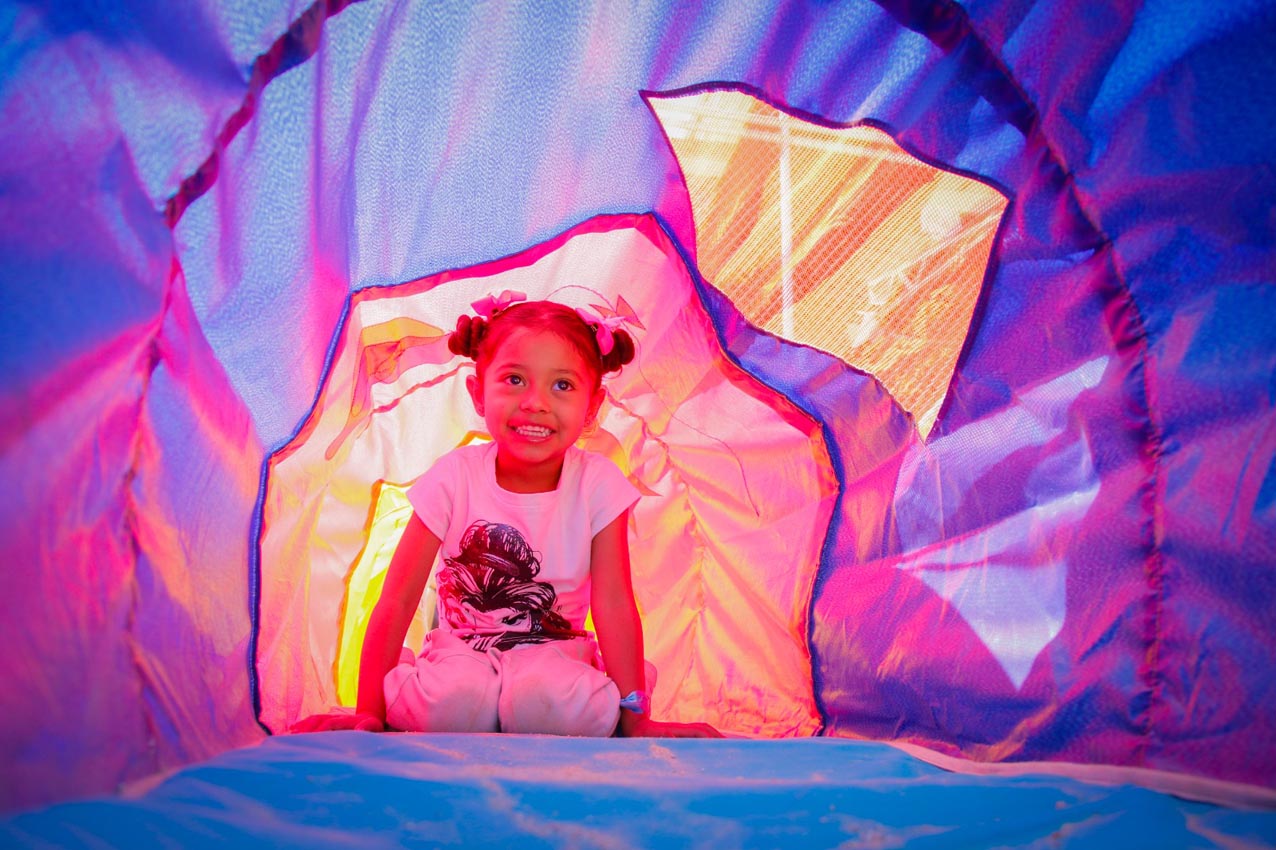 Imagen niña en carpa